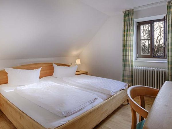 Hotelzimmer mit Doppelbett